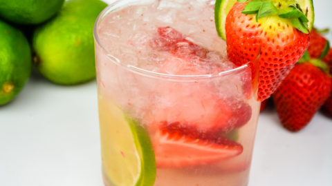 Healthy Strawberry Mocktail Spritzer {Strawberry Limeade}